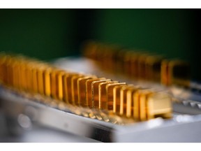 Gold Wavers as Stronger Dollar Offsets Middle East Risk Premium