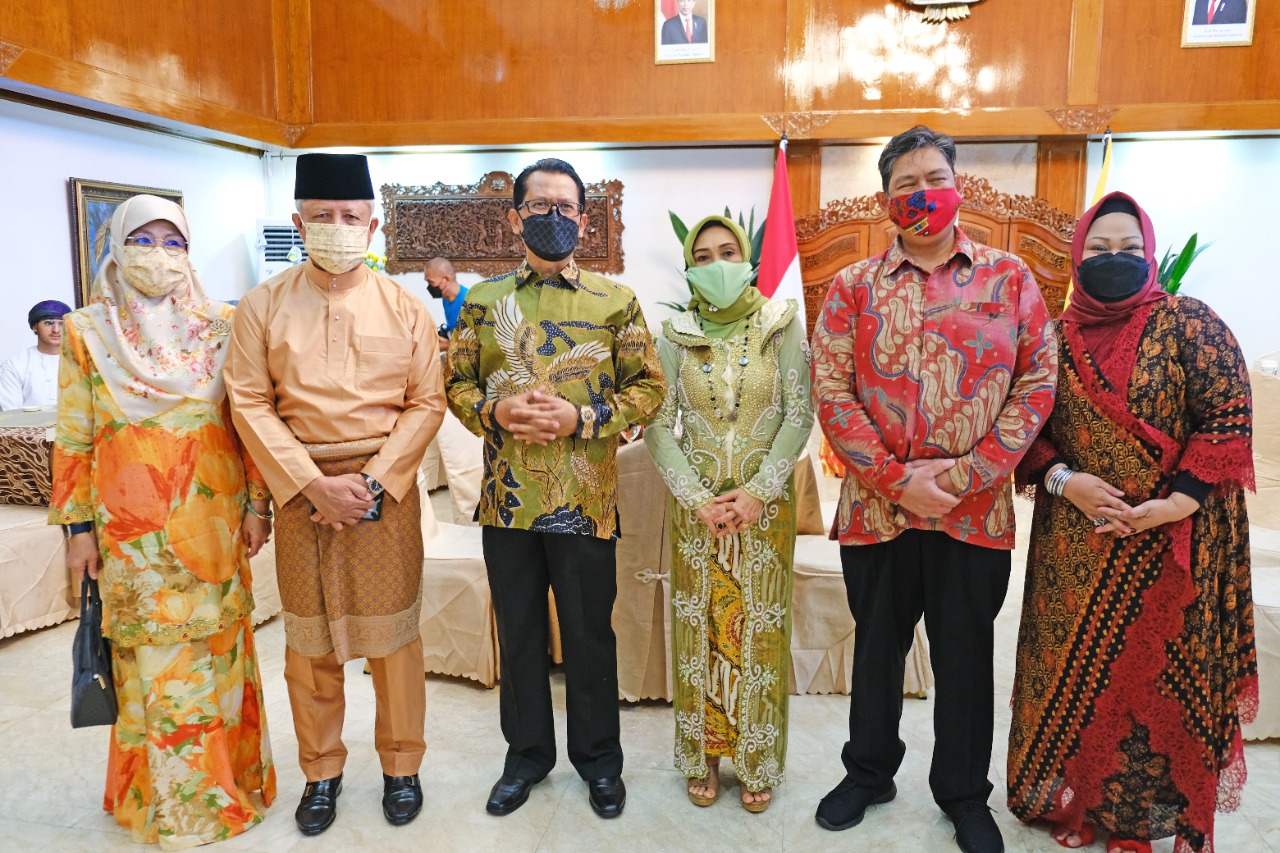 How rare is it for a prime minister to attract 4 floor-crossers in 4 months?